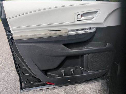 Used 2025 Toyota Sienna LE w/ LE Plus Package FWD image 9