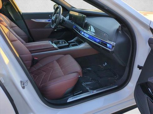 Certified 2025 BMW 750e xDrive w/ Premium Package AWD/4WD image 23