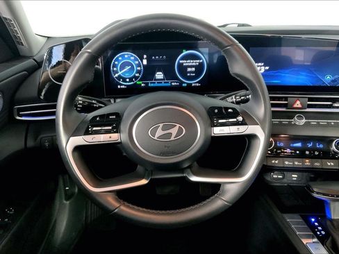 Used 2025 Hyundai Elantra Limited FWD image 5