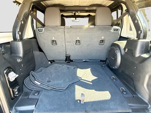 Used 2022 Jeep Wrangler Unlimited Sahara AWD/4WD image 31