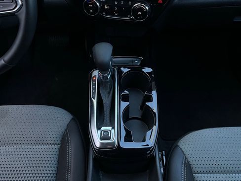 Used 2025 Chevrolet Trax LT w/ LT Convenience Package image 13