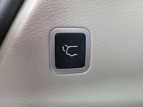 Used 2024 Chrysler Voyager LX image 8