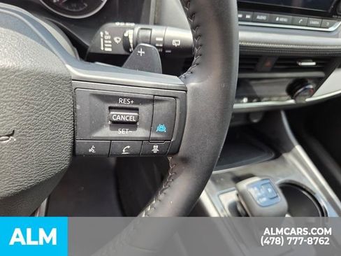 Used 2025 Nissan Rogue SV FWD image 12