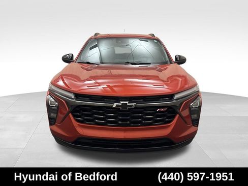 Used 2024 Chevrolet Trax RS w/ Sunroof Package FWD image 2