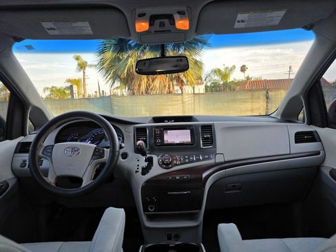 Used 2014 Toyota Sienna XLE FWD image 5