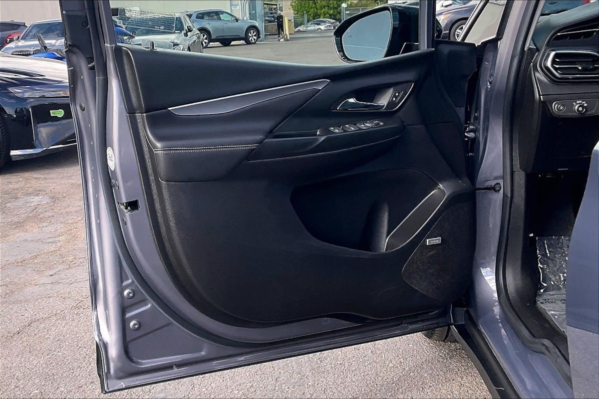 Used 2023 Chevrolet Bolt LT w/ Infotainment Package FWD image 19