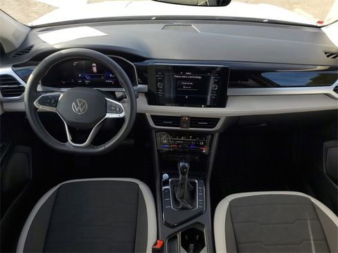Certified 2025 Volkswagen Taos SE image 15
