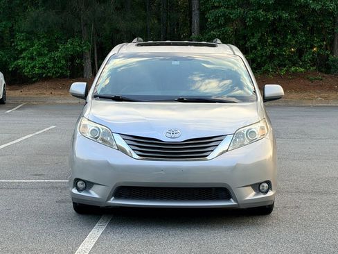 Used 2011 Toyota Sienna XLE FWD image 2