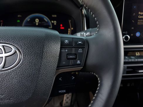 Used 2025 Toyota Camry SE FWD image 19