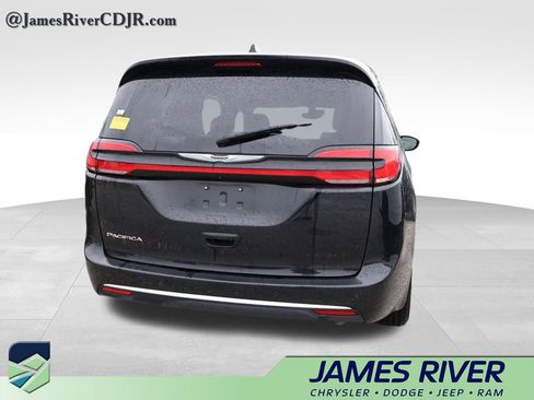Used 2025 Chrysler Pacifica Select FWD image 15