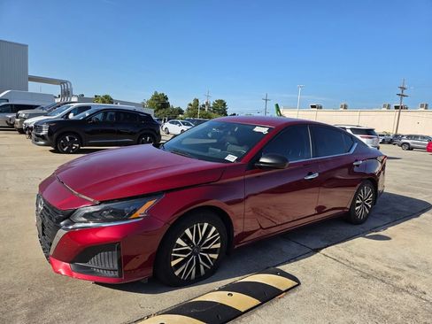 Used 2024 Nissan Altima 2.5 SV FWD image 1
