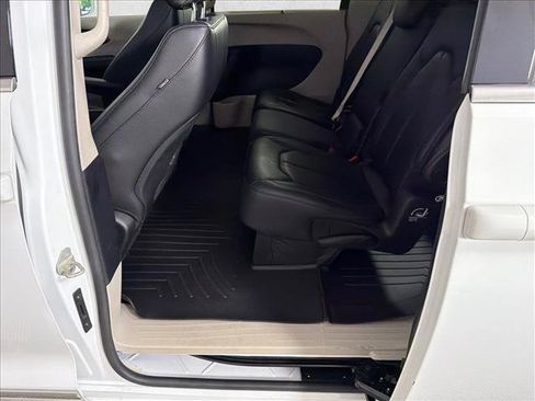 Used 2019 Chrysler Pacifica Touring-L FWD image 20