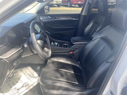Used 2023 Jeep Grand Cherokee Limited w/ Black Appearance Package AWD/4WD image 9