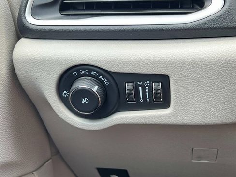 Used 2024 Chrysler Pacifica Touring-L image 23