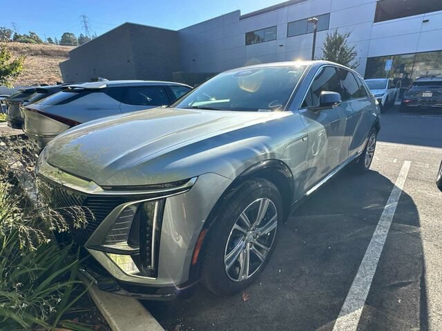 Used 2024 Cadillac Lyriq Luxury AWD/4WD image 2
