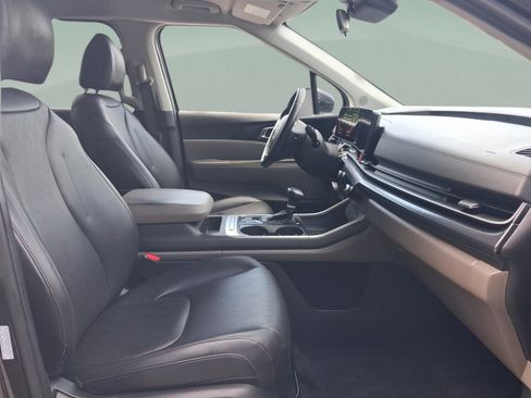 Used 2025 Kia Carnival FWD image 28