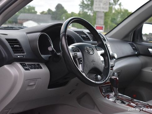Used 2012 Toyota Highlander Limited w/ Tow Pkg AWD/4WD image 15