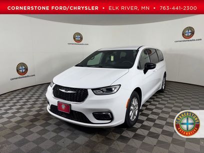 Used 2025 Chrysler Pacifica Select