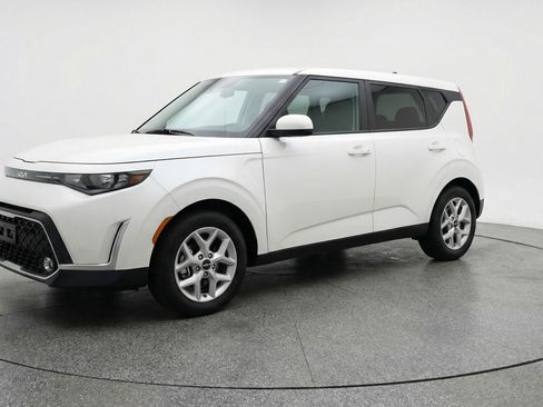 Used 2025 Kia Soul LX w/ LX Technology Package image 3