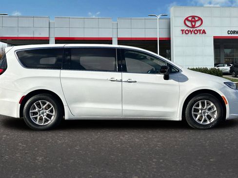 Used 2024 Chrysler Pacifica Touring-L image 3