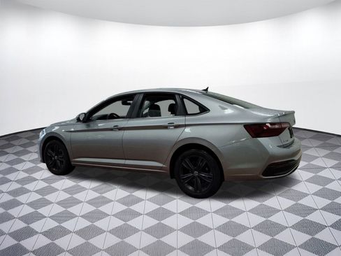 Used 2022 Volkswagen Jetta SE image 3