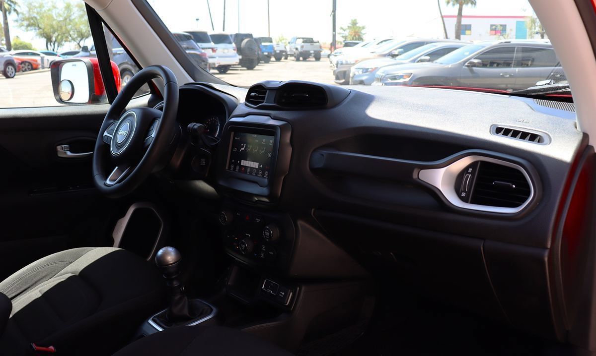 Used 2018 Jeep Renegade Latitude FWD image 35