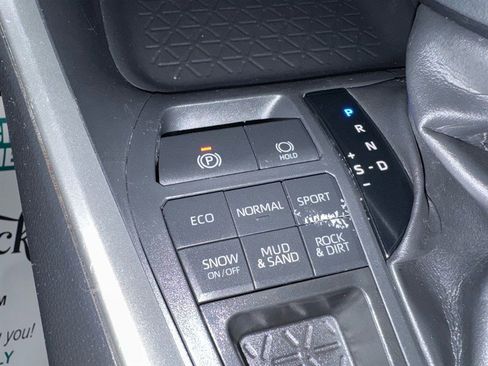 Used 2019 Toyota RAV4 LE w/ Carpet Mat Package image 16