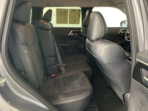 Used 2024 Mitsubishi Outlander SE image 39