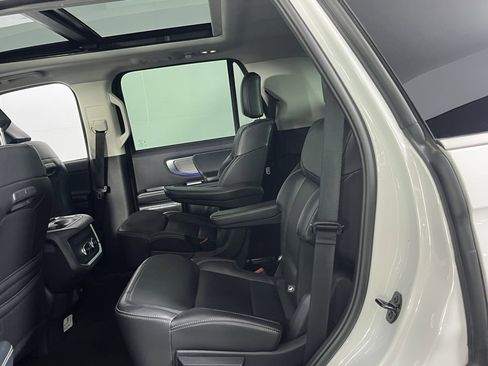 Used 2025 Ford Expedition Platinum image 25