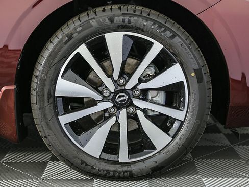 Used 2025 Nissan Sentra SV w/ SV Premium Package image 10