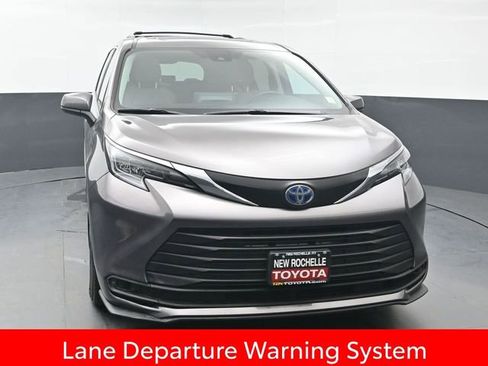 Certified 2024 Toyota Sienna LE w/ LE Plus Package image 10