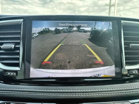 Used 2024 Chrysler Pacifica Limited FWD image 17