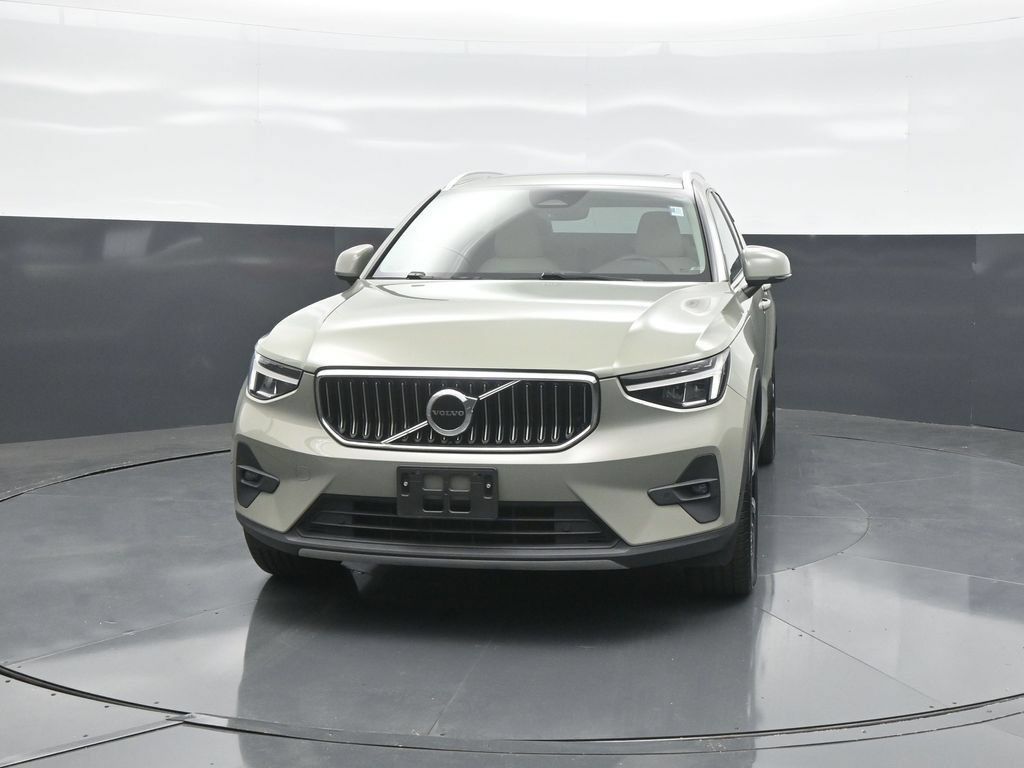 Used 2023 Volvo XC40 B5 Plus AWD/4WD image 2