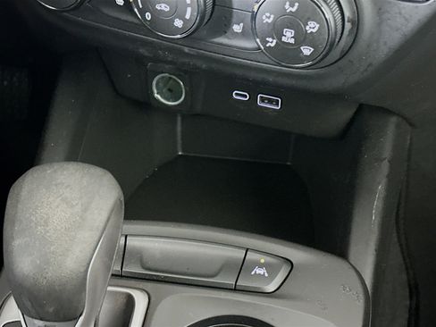 Used 2025 Chevrolet Trax LS w/ LS Convenience Package image 25