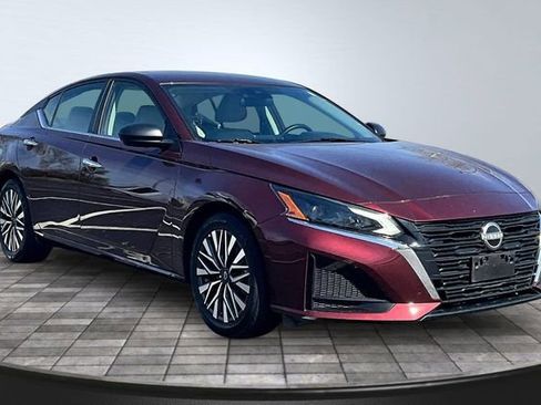 Used 2025 Nissan Altima 2.5 SV FWD image 3