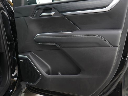Used 2025 GMC Acadia Elevation w/ Elevation Premium Package AWD/4WD image 9
