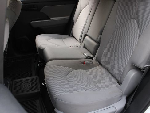 Used 2020 Toyota Highlander L AWD/4WD image 19