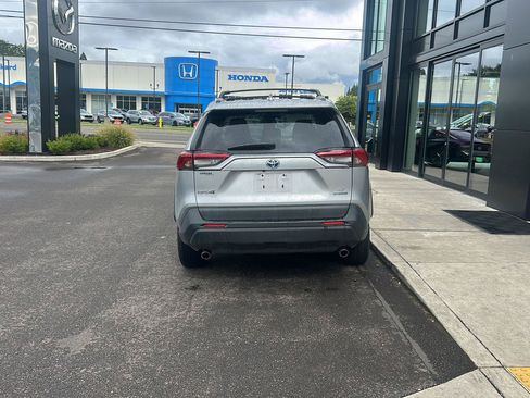 Used 2019 Toyota RAV4 LE w/ Carpet Mat Package AWD/4WD image 7