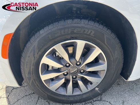 Used 2024 Chrysler Pacifica Limited FWD image 11