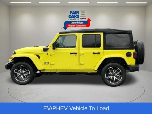 Used 2024 Jeep Wrangler Unlimited w/ Convenience Group AWD/4WD image 11