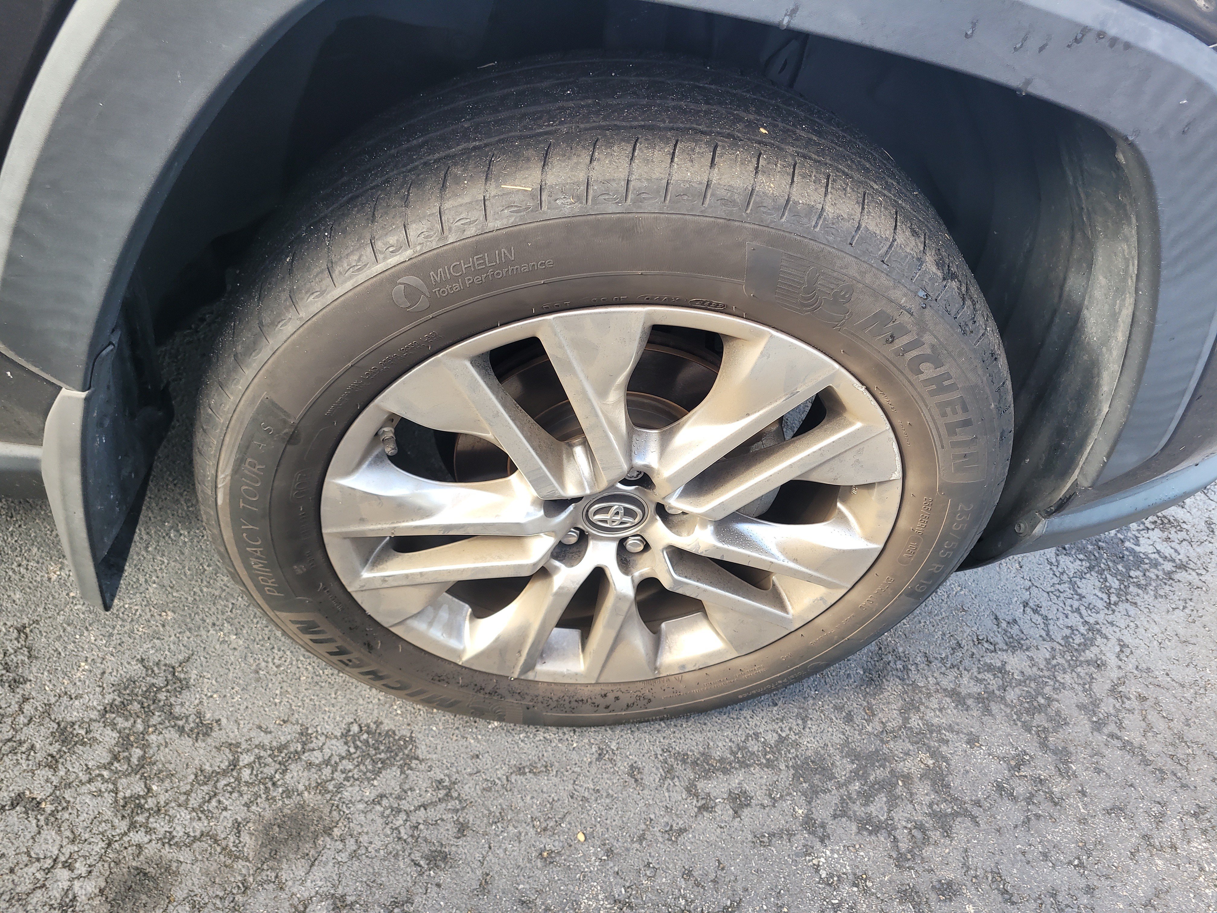 Used 2019 Toyota RAV4 XLE Premium FWD image 9