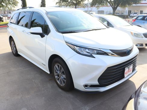 Used 2021 Toyota Sienna XLE image 2