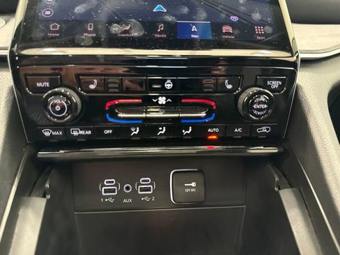 Used 2024 Jeep Grand Cherokee Limited AWD/4WD image 34
