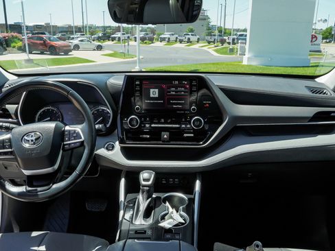 Used 2022 Toyota Highlander XLE AWD/4WD image 34