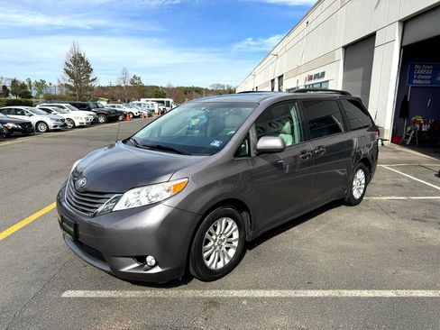 Used 2011 Toyota Sienna Limited image 27