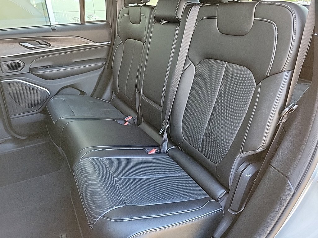 Used 2023 Jeep Grand Cherokee Overland w/ Luxury Tech Group IV AWD/4WD image 12