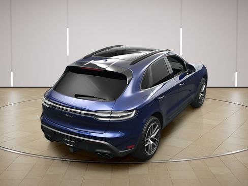 Certified 2025 Porsche Macan AWD/4WD image 37