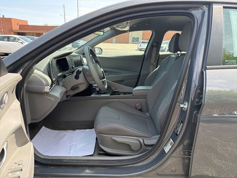 Used 2025 Hyundai Elantra Hybrid FWD image 14