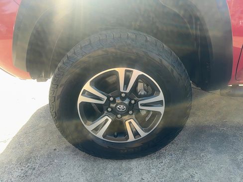 Used 2016 Toyota Tacoma TRD Sport w/ Towing Package image 8