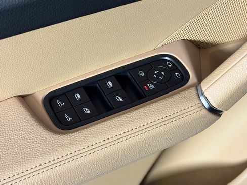 Used 2022 Porsche Cayenne Platinum Edition image 16